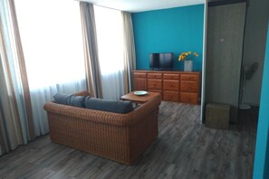 Televisor de 81 cm amb canals per satèl·lit i pel·lícules d'estrena 