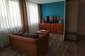 Superior-Studiosuite | Wohnbereich | 81-cm-Fernseher mit Satellitenempfang, aktuelle Filme