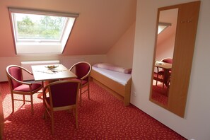 Dúplex (6 Person) | Área de sala de estar | Televisión de 46 pulgadas con canales vía satélite 