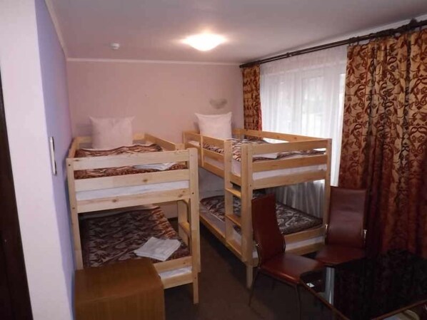 Dormitori compartit econòmic, dormitori mixt (6 Beds) | 1 dormitori, planxa i posts de planxar i wifi gratuïta 