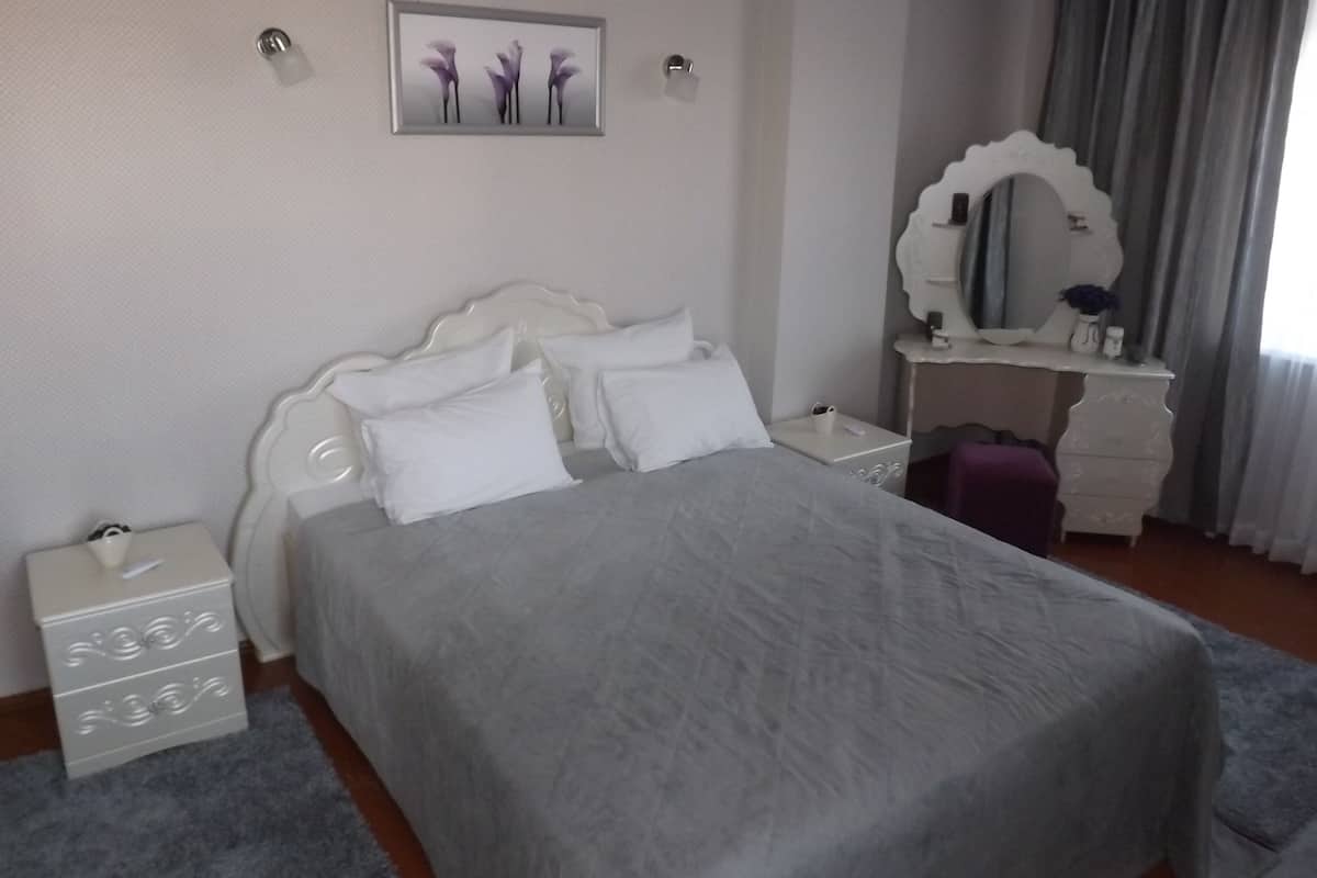 Suite | Iron/ironing board (on request), WiFi (free)