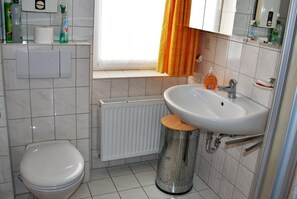 Apartment, 1 Schlafzimmer, Balkon | Badezimmer | Dusche, Haartrockner, Handtücher, Seife