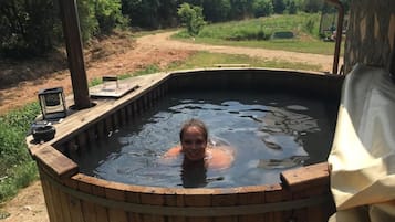 Deep-soaking bathtub