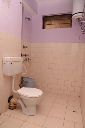 Quarto triplo luxo | Banheiro | Chuveiro com efeito de chuva, produtos de toalete grátis, chinelos 