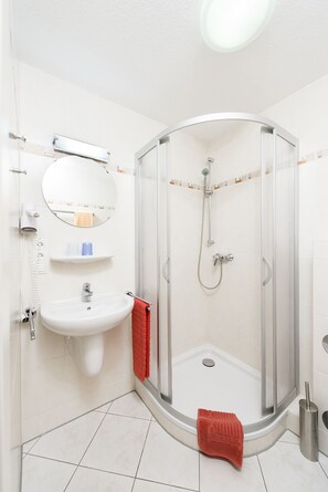 Apartamento, 1 habitación, balcón (Nr. 31) | Baño | Ducha, secador de pelo, toallas y jabón