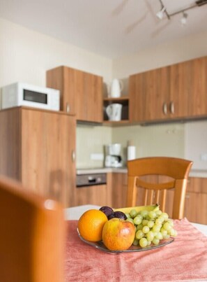 Apartamento, 1 habitación, balcón (Nr. 22) | Cocina privada | Frigorífico, microondas, placa de cocina y lavavajillas
