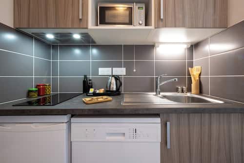 Kühlschrank, Mikrowelle, Herdplatte, Wasserkocher mit Kaffee-/Teezubehör