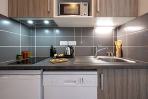 Refrigerador, microondas, placa de cocina, cafetera/tetera