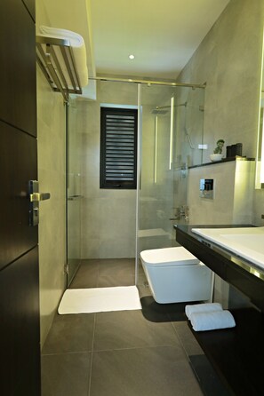 Standard Double Room | Bathroom | Shower, rainfall showerhead, free toiletries, hair dryer - Lavonca Boutique Hotel (Colombo)