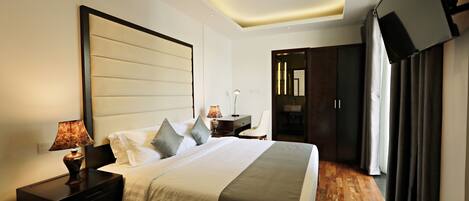 Doppia Standard | Cassaforte in camera, con arredamento individuale, una scrivania