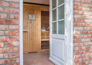 Une porte en bois équipée d’un thermostat et une fenêtre à vitre dépolie.