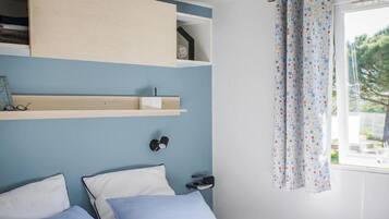 Mobile Home (Drenec) | Individually decorated, individually furnished, blackout curtains