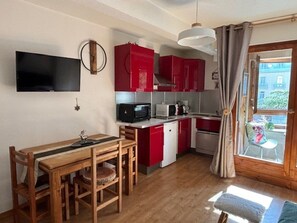 Fridge, microwave, dishwasher, coffee/tea maker