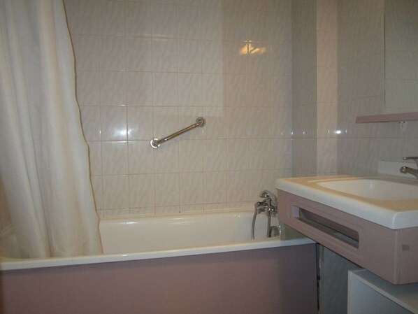 Bathroom - Comfortable studio with balcony and WiFi, pets allowed in Brides-les-Bains (Brides-les-Bains)