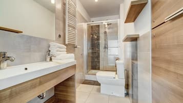 Apartment (8) | Bathroom | Shower, towels, toilet paper
