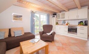 Fernseher, DVD-Player, Bücher, Musikbibliothek