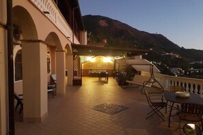 تناول الطعام بالخارج