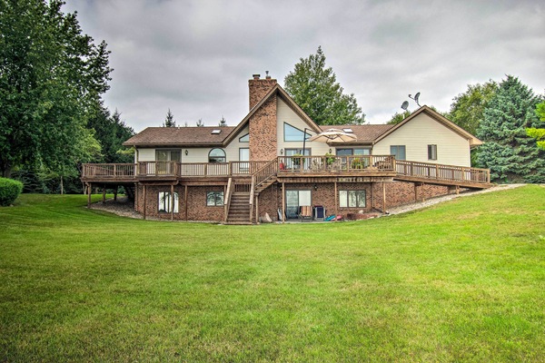 This large Deckerville vacation rental home has room for 14!