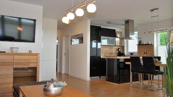 Apartment, 2 Bedrooms, Balcony | Makan dalam bilik