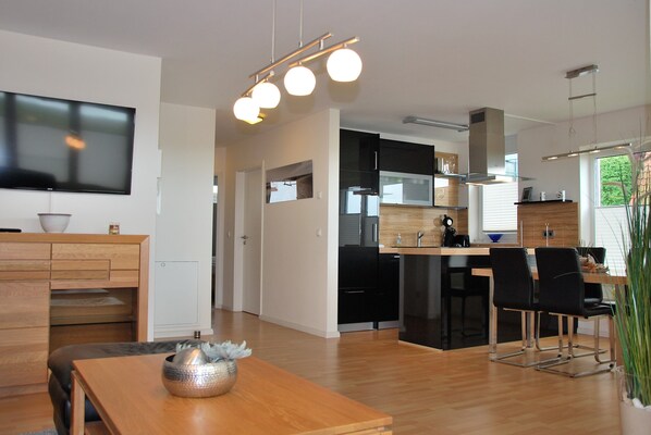 Apartment, 2 Bedrooms, Balcony | In-room dining