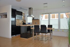 Appartement, 2 slaapkamers, balkon | Privékeuken | Een koelkast met diepvriezer, een microgolfoven, een kookplaat