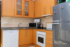 ثلاجة، ميكروويف، فرن، مو قد طهي مسطح