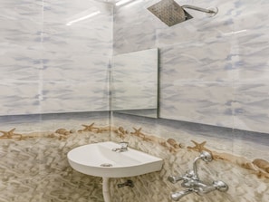 Habitación estándar doble | Baño | Ducha, artículos de higiene personal gratuitos y toallas