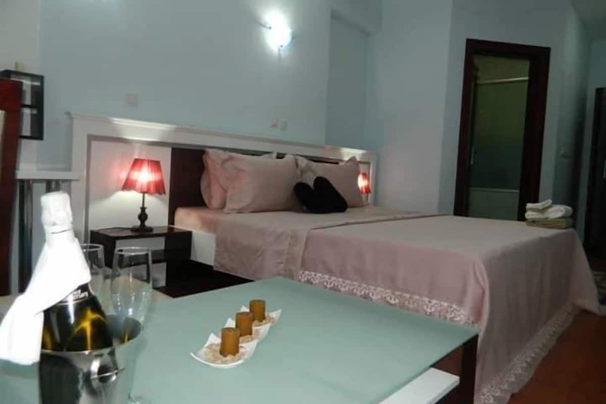 Deluxe Double Room | In-room safe, WiFi (free), bed sheets