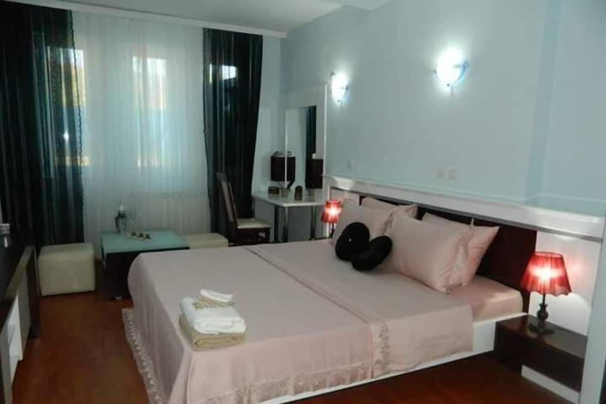 Classic Triple Room | In-room safe, WiFi (free), bed sheets