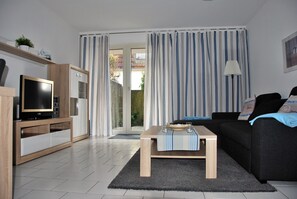 Apartment, 1 Schlafzimmer, Terrasse, Erdgeschoss | Wohnbereich | Flachbildfernseher