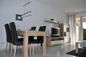 Apartment, 1 Bedroom, Terrace, Ground Floor | In-room dining - Duhner Strandliebe (Cuxhaven)