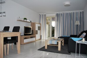 Apartment, 1 Schlafzimmer, Terrasse, Erdgeschoss | Wohnbereich | Flachbildfernseher