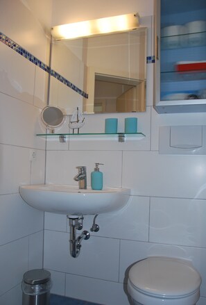 Apartment, 1 Bedroom, Terrace, Ground Floor | Bathroom