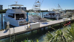 Una marina con diversi yacht ormeggiati a pontili in legno.