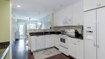 Frigorífic, microones, forn i placa de cuina