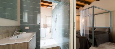 Romantic Suite, Hot Tub | Bathroom | Shower, rainfall showerhead, eco-friendly toiletries, bidet