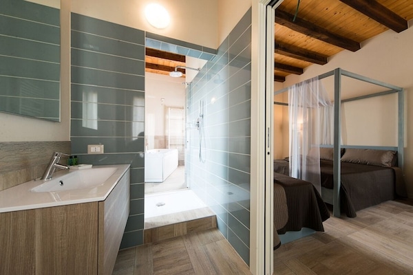 Romantic Suite, Hot Tub | Bathroom | Shower, rainfall showerhead, eco-friendly toiletries, bidet