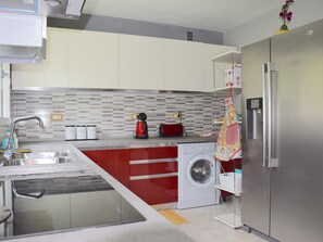 Fridge, microwave, oven, stovetop - Spacious apartment in Evian with wifi and parking (Évian-les-Bains)