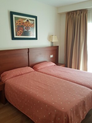 Värdeförvaringsskåp på rummet och sängkläder