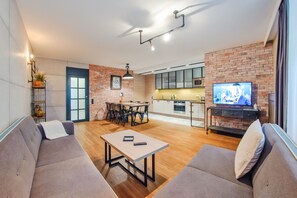 Apartment (Winieckiego 18/1) | Wohnzimmer | 30-Zoll-Flachbildfernseher mit Kabelempfang, Fernseher