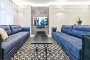 Apartment (Winieckiego 18) | Wohnzimmer | 30-Zoll-Flachbildfernseher mit Kabelempfang, Fernseher