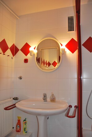 Apartment, 2 Schlafzimmer, Meerblick | Badezimmer | Dusche