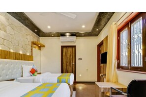 Deluxe Triple Room | In-room safe, desk, free WiFi