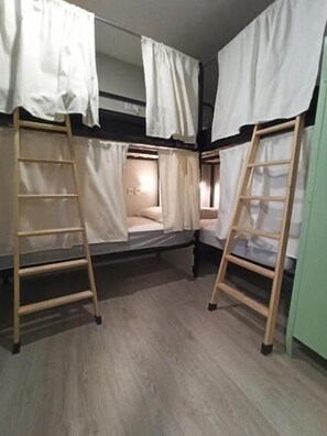 Premium bedding, down duvets, in-room safe, individually decorated - Albergue Albor - Hostel (Caldas de Reis)