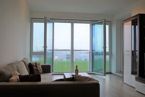 Apartamento, 1 habitación, balcón | Zona de estar | Una televisión LED