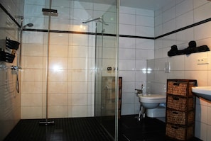 Apartment, 1 Schlafzimmer, Balkon | Badezimmer | Dusche, Haartrockner, Handtücher, Seife