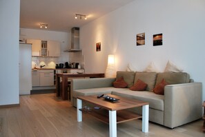 Apartment, 1 Schlafzimmer, Balkon | Wohnbereich | LED-Fernseher