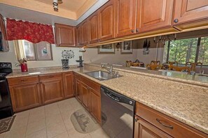 Mikrobølgeovn, ovn, kokeplater og oppvaskmaskin