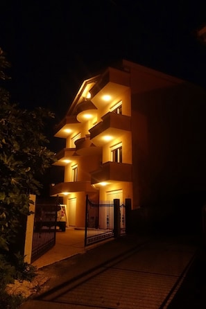 Fachada de la propiedad por la tarde o noche