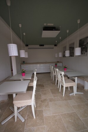 Desayuno buffet diario (EUR 6 por persona)